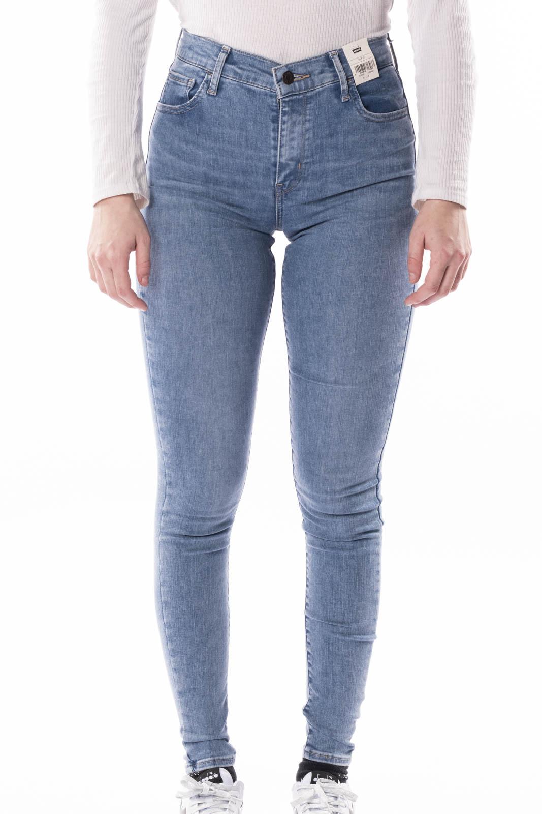 527970301CELESTE LEVIS