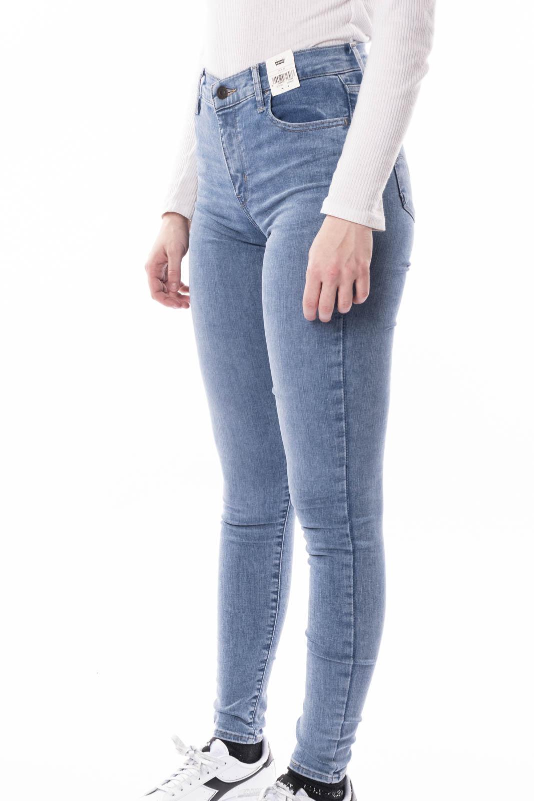 527970301CELESTE LEVIS